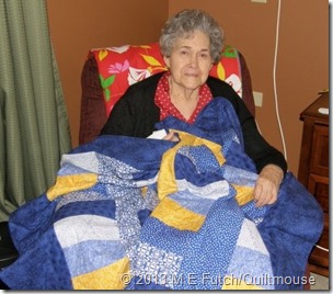 2009-10-05-MelsMom-w-Quilt